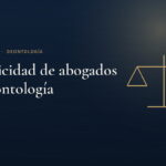 Balanza de la justicia en dorado sobre fondo azul marino, imagen de Juridigital sobre publicidad y deontología