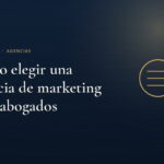 Lupa dorada sobre fondo azul marino, imagen de Juridigital sobre cómo elegir agencia de marketing